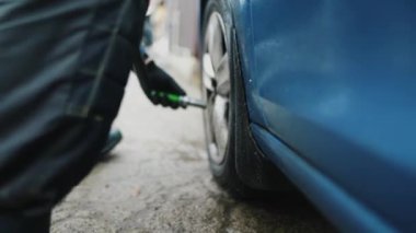 Adamın araba tekerleği vidalama yatay görüntüle