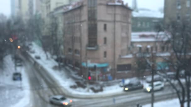Blick Auf Eine Verschneite Stadtstraße Während Eines Schneefalls Kaltes Schneereiches — Stockvideo