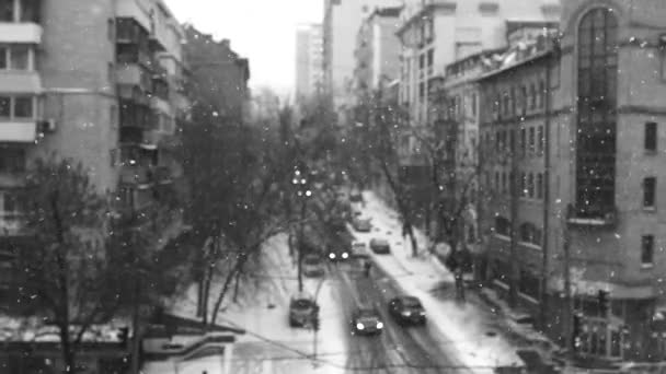 Blick Auf Eine Verschneite Stadtstraße Während Eines Schneefalls Kaltes Schneereiches — Stockvideo