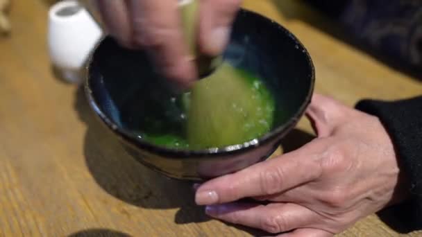 Het Maken Van Japanse Matcha Latte Thee Wordt Geklopt Met — Stockvideo