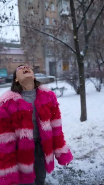 Χαριτωμένη Νεαρή Γυναίκα Εξωτερικούς Χώρους Αλίευση Χιόνι Ένα Πάρκο Της — Αρχείο Βίντεο