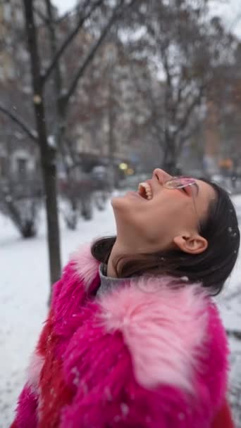 Mulher Jovem Bonito Livre Pegando Neve Parque Cidade — Vídeo de Stock