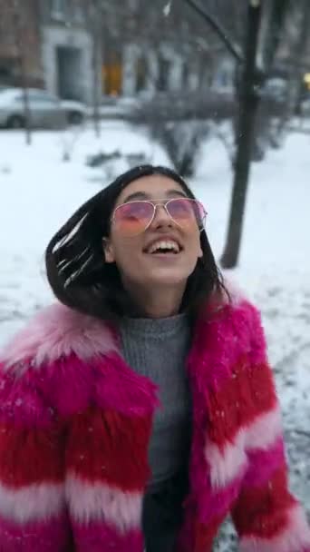 Молодая Красивая Женщина Наслаждается Первым Снегом Парке Зимние Развлечения Зимнее — стоковое видео
