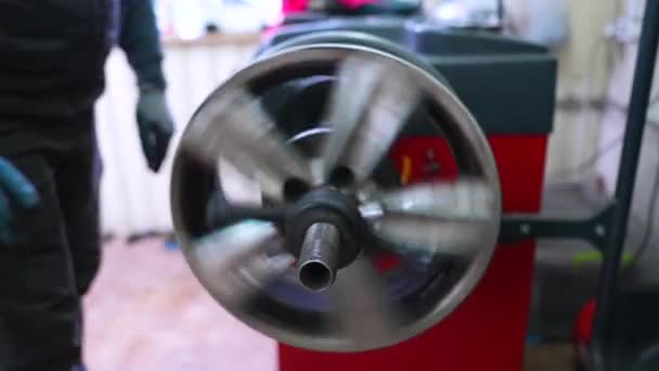 Ingenieur Balancing Auto Wiel Balancer Werkplaats — Stockvideo