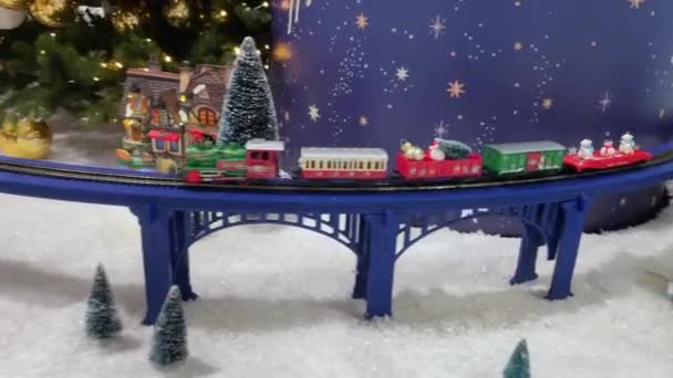Trem Brinquedo Monta Ferrovia Sob Árvore Natal Brinquedo Retrô — Vídeo de Stock
