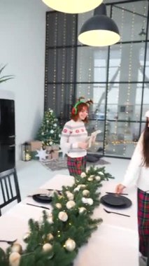 Kadınlar yeni yılı kutlamak için yeni yıl sofrasını kurar.