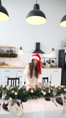 Kadınlar yeni yılı kutlamak için yeni yıl sofrasını kurar.