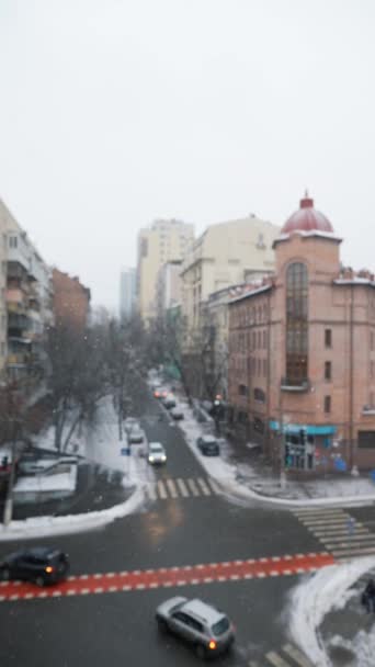 Uma Vista Panorâmica Uma Rua Cidade Durante Queda Neve — Vídeo de Stock