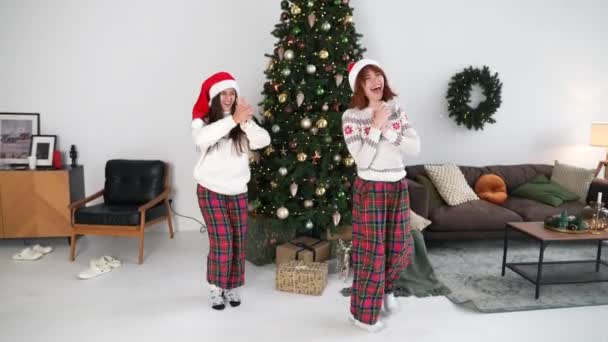 Alegres Mujeres Jóvenes Locas Divirtiéndose Bailando Cerca Del Árbol Navidad — Vídeos de Stock