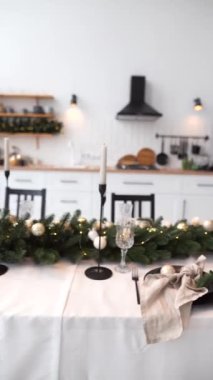 Noel ağacı dalları, toplar ve çelenklerle süslenmiş Noel masası. Noel, kış, yeni yıl konsepti.