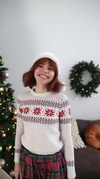 Wintervakantie Diy Video Bloggen Concept Gelukkig Lachende Vrouw Blogger Santa — Stockvideo