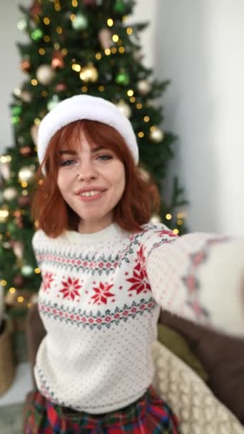 Młody Piękny Bloger Kapeluszu Świętego Mikołaja Życzy Wszystkim Szczęśliwego Nowego — Wideo stockowe