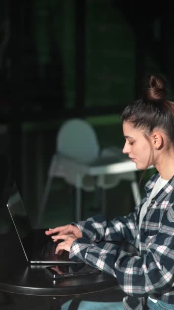 Bela Jovem Mulher Sentada Mesa Com Laptop Café Trabalhando Line — Vídeo de Stock