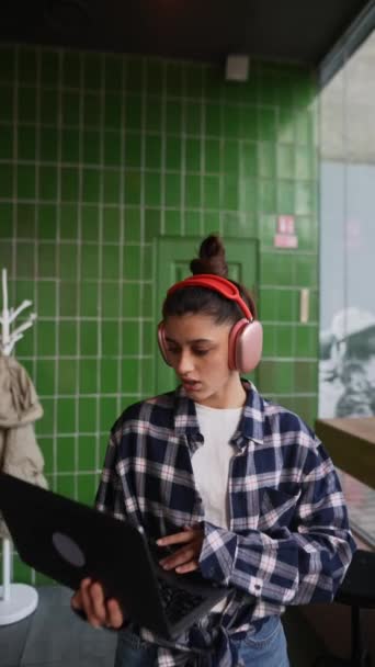 Schöne Mädchen Mit Kopfhörern Tippt Auf Laptop Café Hochwertiges Fullhd — Stockvideo