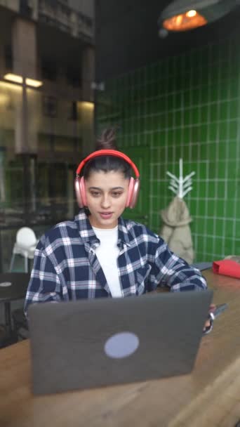 Красивая Девушка Наушниках Ноутбуком Окном Кафе Высококачественные Fullhd Кадры — стоковое видео