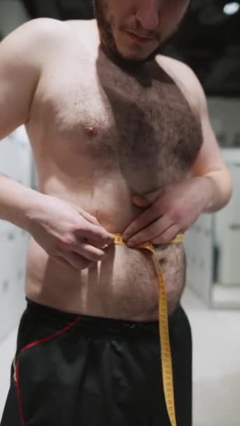 运动员在体育馆里用一公分长的带子测量腰围 优质Fullhd影片 — 图库视频影像