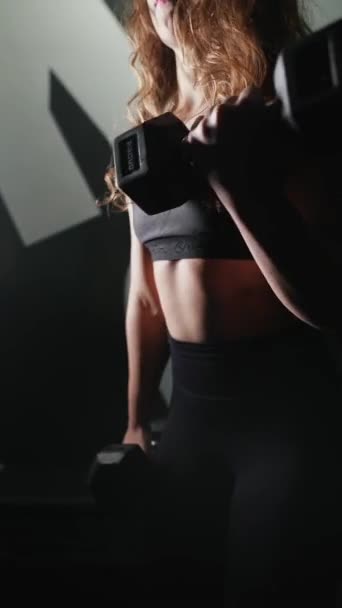 Athletic Beautiful Woman Lyft Skivstång Som Del Hennes Cross Fitness — Stockvideo