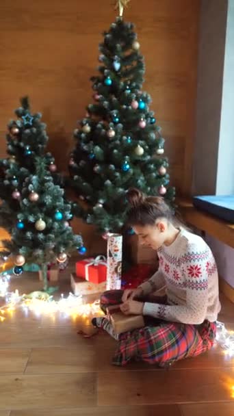 Красуня Відкриває Різдвяну Подарункову Коробку Диво Світлом Здивована Жінка Отримує — стокове відео