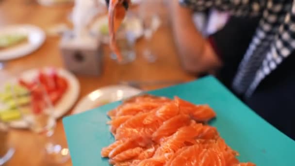 Sandwich Dengan Salmon Asin Dan Alpukat Makanan Sehat Makanan Pembuka — Stok Video