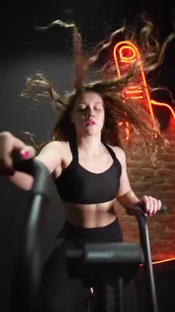 Kvinne Som Løper Elliptisk Orbitrek Maskin Treningsstudio Langsom Bevegelse Opptak – stockvideo