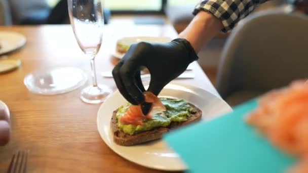 Smörgåsar Med Saltad Lax Och Avokado Hälsosam Mat Förrätt Video — Stockvideo