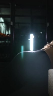 Atletik güzel kadın Fitness, vücut geliştirme salonu eğitim rutin çapraz onu parçası olarak şınav mı