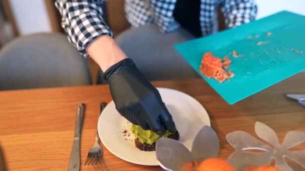 Sandwiches Mit Lachs Und Avocado Gesundes Essen Vorspeise Video Hochwertiges — Stockvideo