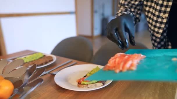 Sanduíches Com Salmão Salgado Abacate Comida Saudável Aperitivo Vídeo Imagens — Vídeo de Stock