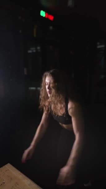 Athletic Beautiful Woman Hoppar Som Del Hennes Cross Fitness Bodybuilding — Stockvideo