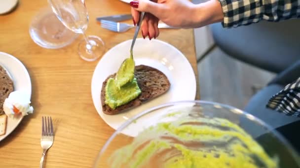 Sandwiches Mit Lachs Und Avocado Gesundes Essen Vorspeise Video Hochwertiges — Stockvideo