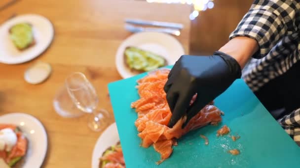 연어와 아보카도가 샌드위치 식욕을 돋우는 비디오 고품질 — 비디오