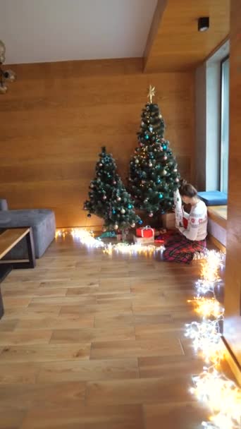 Güzellik Güzeli Noel Hediyesi Kutusunu Mucizevi Işıklarla Açıyor Sihirli Hediye — Stok video