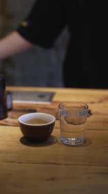 Barista kahve yapıyor. Kahve dükkanında içki hazırlama süreci. 4K, Makro Sinema Kapanışı. 