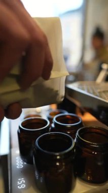 Barista kahve yapıyor. Kahve dükkanında içki hazırlama süreci. 4K, Makro Sinema Kapanışı. 