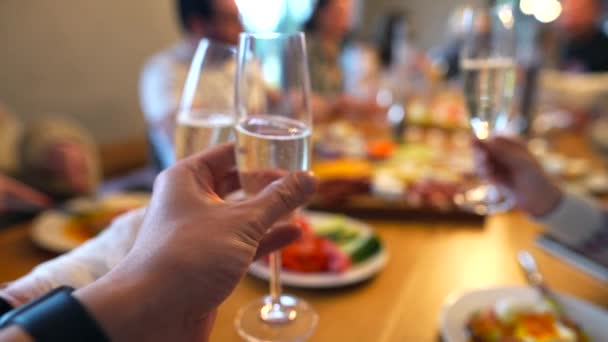 Feliz Grupo Festivo Amigos Bebiendo Alcohol Celebrando Cierre Las Manos — Vídeo de stock