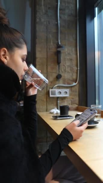 Close Retrato Menina Bonita Bebendo Água Usando Gadget Imagens Fullhd — Vídeo de Stock