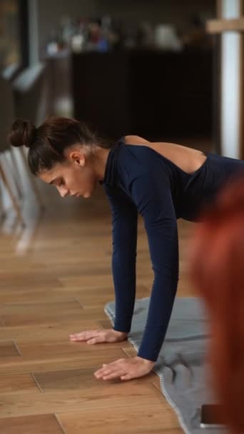 两个漂亮的女孩正在家里做瑜伽练习 伸展身体 专心练习 青年人 内部和健康生活方式概念 — 图库视频影像