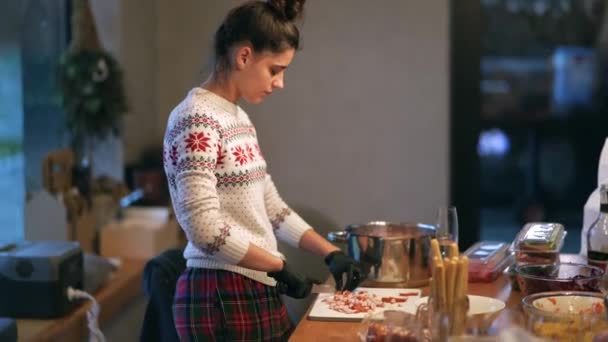 아가씨가 크리스마스 파티에서 요리하고 고품질 — 비디오