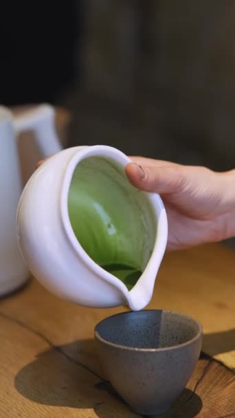 Matcha Folyamat Hogy Zöld Tea Fehér Tál Asztal Háttér Matcha — Stock videók
