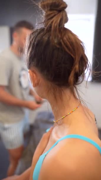 Docteur Appliquer Une Bande Physio Spéciale Sur Les Femmes Main — Video