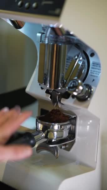 Μπαρίστα Φτιάχνει Καφέ Διαδικασία Παρασκευής Ποτού Στο Coffeeshop Κινηματογραφικό Κλείσιμο — Αρχείο Βίντεο