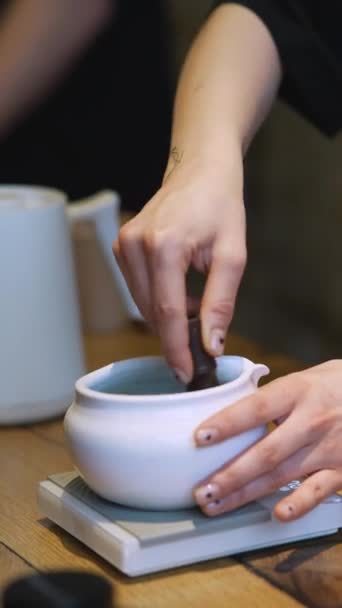 Маття Процесс Приготовления Зеленого Чая Белой Чашке Деревянном Фоне Стола — стоковое видео