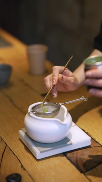 Маття Процесс Приготовления Зеленого Чая Белой Чашке Деревянном Фоне Стола — стоковое видео