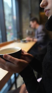 Kahve içen genç ve güzel bir kızın portresi. Yüksek kaliteli FullHD görüntüler