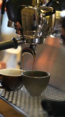 Barista kahve yapıyor. Kahve dükkanında içki hazırlama süreci. 4K, Makro Sinema Kapanışı. 