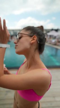 Plajda elinde kokteylle dans eden bikinili güzel seksi bir kız. Yüksek kalite 4k görüntü
