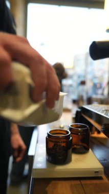 Barista kahve yapıyor. Kahve dükkanında içki hazırlama süreci. 4K, Makro Sinema Kapanışı. 