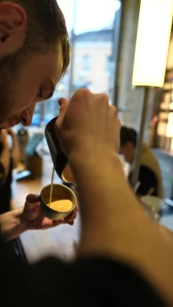 Barista Tekenen Latte Art Koffie Met Melk Proces Van Het — Stockvideo