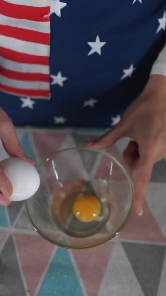 专业厨师用威士忌 在玻璃碗里打蛋 烹调的配料 关闭裁剪顶部视图 高质量的4K镜头 — 图库视频影像