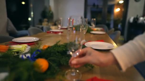 아름다운 아가씨가 크리스마스 파티를 식탁에서 음식을 준비하고 있습니다 고품질 — 비디오
